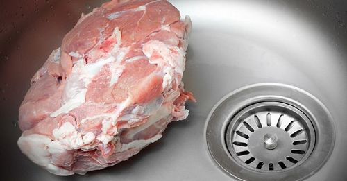 почему в холодной воде мясо размораживается быстрее