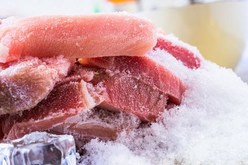 почему в холодной воде мясо размораживается быстрее