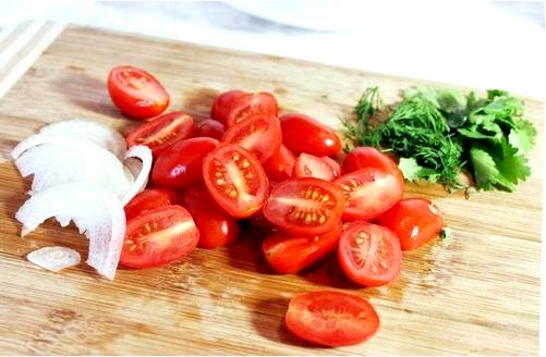 Говяжья вырезка с горячим салатом из помидор черри