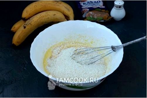 Песочный пирог с вишней и бананами