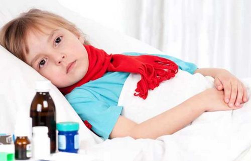 У ребенка сильный кашель ночью, что делать и чем помочь