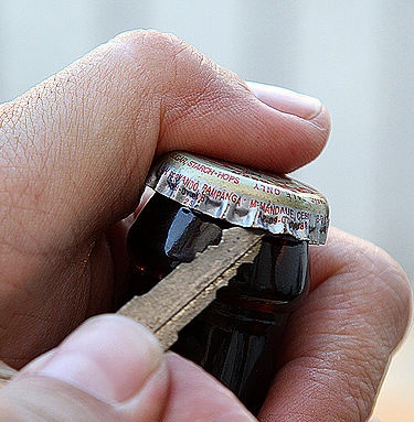 как рукой открыть бутылку пива