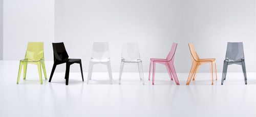 разные стулья за одним столом