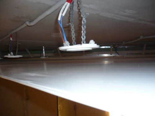 чем задекорировать провода на потолке