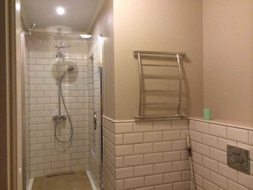 крашеные стены в ванной комнате