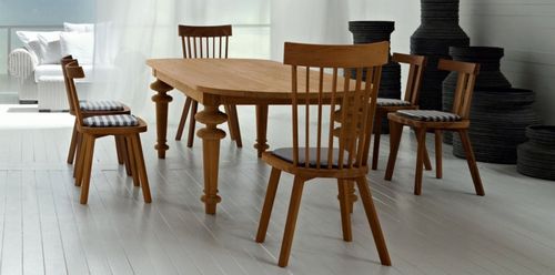 разные стулья за одним столом