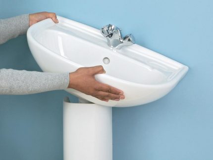 Как закрепить раковину в ванной к стене - только ремонт своими руками в квартире фото, видео,