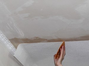 Как клеить флизелиновые обои на потолок правильно и легко