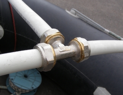 Как врезаться в водопроводную трубу без сварки под давлением