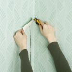 Как клеить обои под покраску на флизелиновой основе на потолок