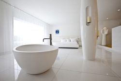 Сравнение, какая ванна лучше акриловая или чугунная для квартиры