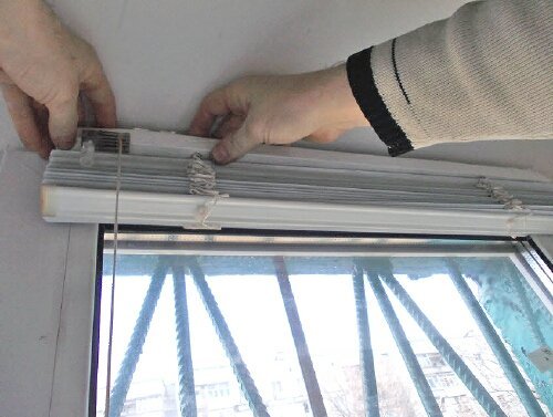 Как крепятся жалюзи на пластиковые окна особенности монтажа своими руками