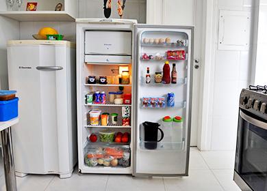 Как быстро избавиться от неприятного запаха в холодильнике