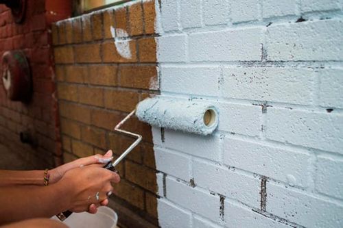 Как покрасить кирпичную стену выбор краски и процесс окрашивания