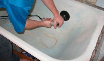 Как очистить чугунную ванну