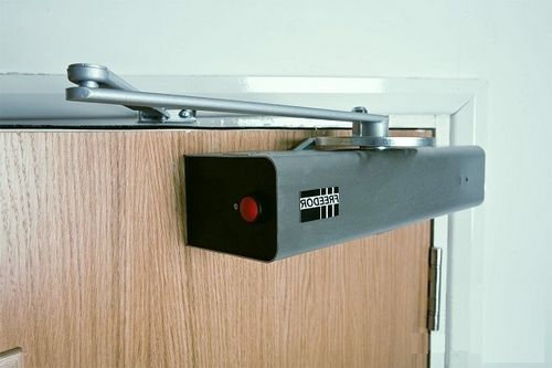 Как установить дверной доводчик