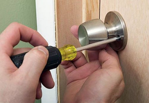 Как снять дверную ручку межкомнатной двери