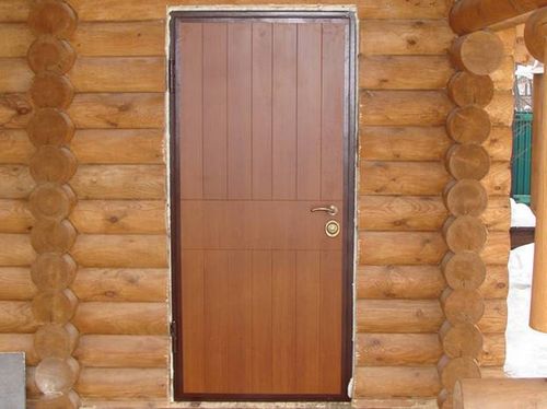 Как установить железную дверь в деревянном доме