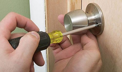 Как собрать дверную ручку с пружиной