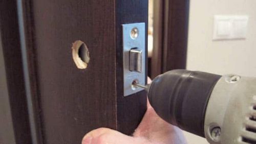 Как установить дверную ручку с защелкой
