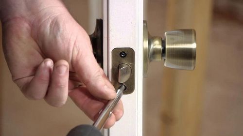 Как снять дверную ручку межкомнатной двери