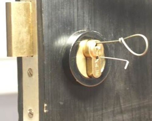 Открыть дверной замок без ключа