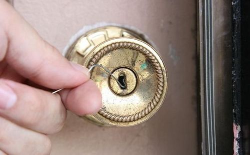 Чем можно открыть дверь без ключа