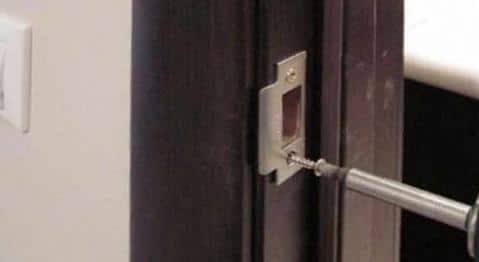 Как установить дверную ручку с защелкой
