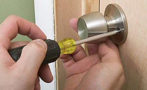Как собрать дверную ручку с пружиной
