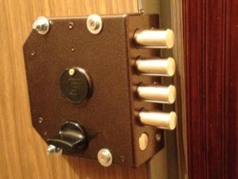 Как установить накладной замок на металлическую дверь