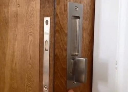 Снятие дверной ручки межкомнатной двери