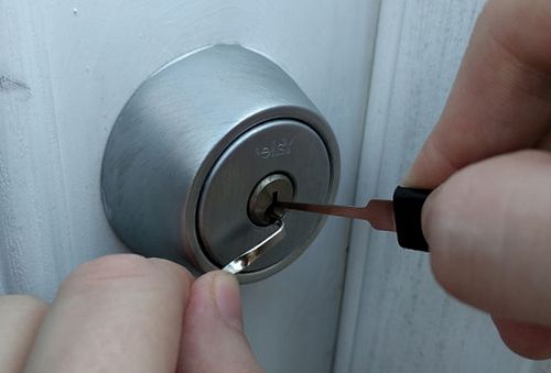 Открыть дверной замок без ключа
