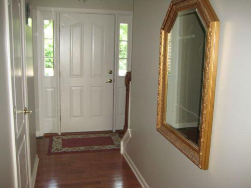 Можно ли весить зеркало напротив входной двери