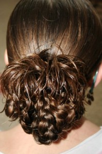 Прически с плетением на длинные волосы для девочек и женщин.</div>
<div> Как плести пошагово своими руками. Фото» /></div>
<ol>
   Для начала мы, как обычно, слегка увлажняем волосы, расчесываем их и выполняем пробор налево.</ol>
<div style=