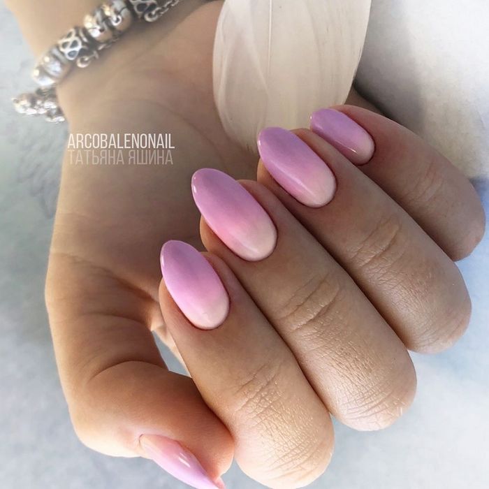 Нежно-розовый маникюр с дизайном на длинные и короткие ногти. Фото 2020