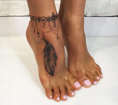 Татуировки на щиколотке для девушек надписи на латыни, браслеты, цветы. Фото и эскизы, значения