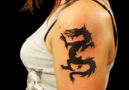 Татуировки на плече для девушек маленькие, круглые, надписи, узоры, птицы, животные, насекомые.