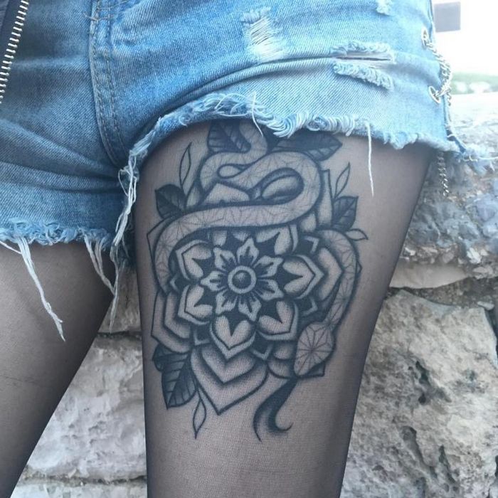 Татуировки для девушек на ноге. Фото красивые узоры, маленькие надписи, значение