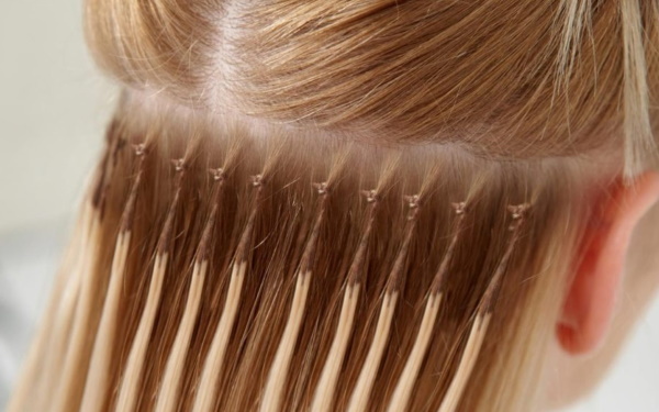 Наращивание волос на короткие волосы.</div>
<div> Фото до и после ленточного, голливудского, капсульного. Цена» /></div>
<blockquote><p>Афронаращивание волос для коротких волос с капсулами является довольно сложным.</p></blockquote>
<p>При нем кроме формирования креплений еще приходится выбирать прядки и плавить полимер. Пряди непременно должны быть похожими по толщине, а температура воздействия – невредной.
</p>
<p>
<strong>Капсульное наращивание имеет следующие разновидности:</strong>
</p>
<ul>
<li>итальянскую, ее крепления во время работы расплавляют щипцами;</li>
<li>английскую;</li>
<li>японскую;</li>
<li>ультразвуковую или микрокапсульную;</li>
<li>испанскую.</li>
</ul>
<p><strong>Из свойств капсульного удлинения волос выделяются:</strong>
</p>
<ul>
<li>использование натуральных донорских материалов;</li>
<li>возможность применения лишь на здоровых родных локонах;</li>
<li>приличное количество наращиваемых локонов;</li>
<li>спаивание донорского материала специализированным прибором.</li>
</ul>
<p><iframe src=