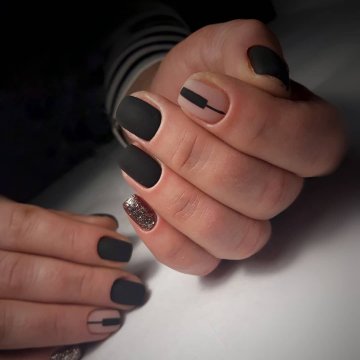 Черный матовый маникюр с дизайном на длинные и короткие ногти. Фото