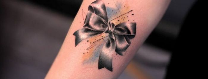 Татуировки на бедрах для девушек. Идеи, фото, эскизы, надписи, бантики, кружево