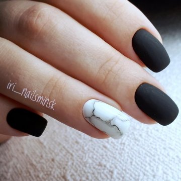 Черный матовый маникюр с дизайном на длинные и короткие ногти. Фото