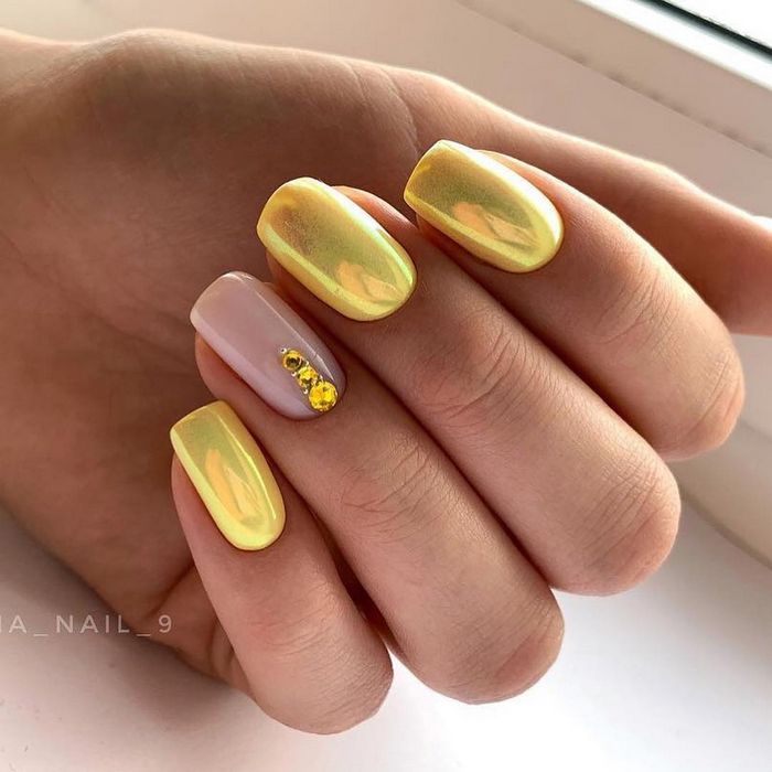 Модные дизайны ногтей в сером цвете. Фото новинки 2020 гель-лаком, френч, с блестками, втиркой,