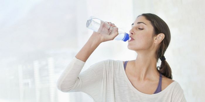 Как женщинам правильно пить воду