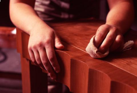 Как вывести пятна с лакированной и деревянной мебели – лучшие домашние средства