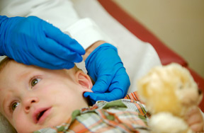 Как и что можно капать ребенку в уши при отите – правила закапывания в ушки новорожденному и детям