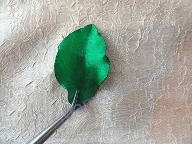 Как сделать листочки из атласной ленты
