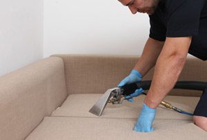 Как и чем почистить велюровый диван