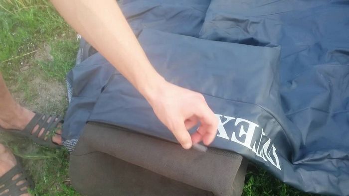 Как заклеить надувной матрас с велюровой стороны