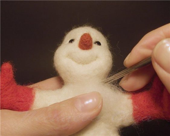 Как свалять милого снеговичка из шерсти